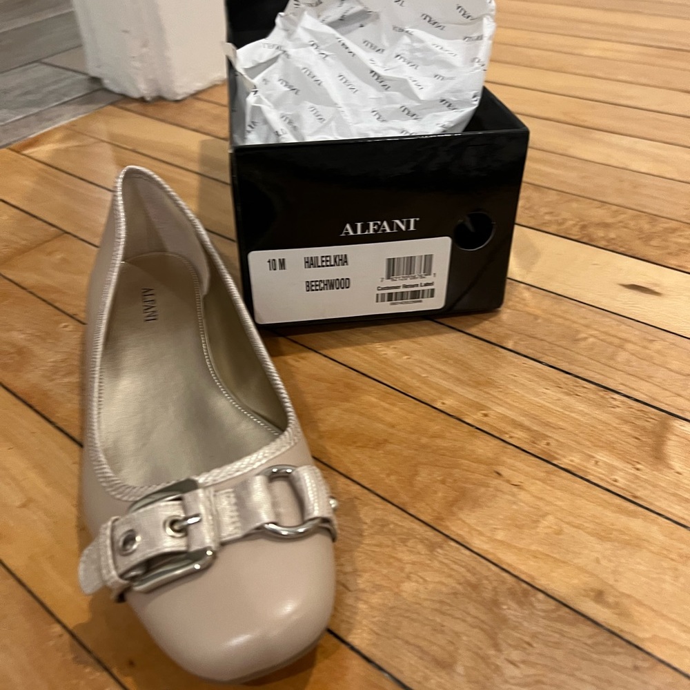 Brand new (Alfani) adorable flats with buckle